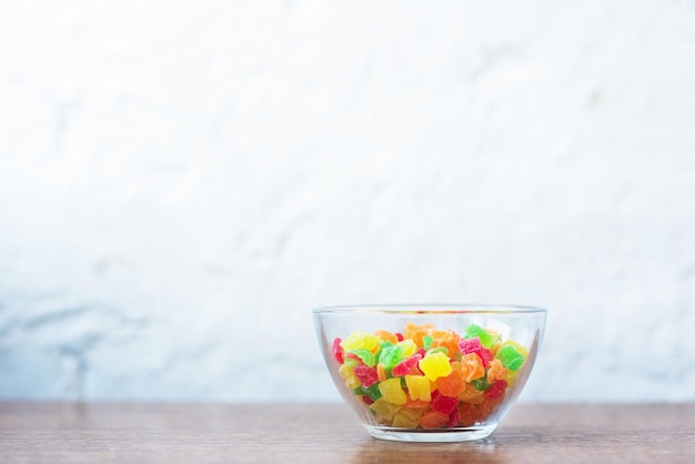 Fruits confits multicolores dans un vase en verre sur table