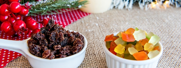 Fruits confits et raisins secs sur une table de Noël format extérieur.