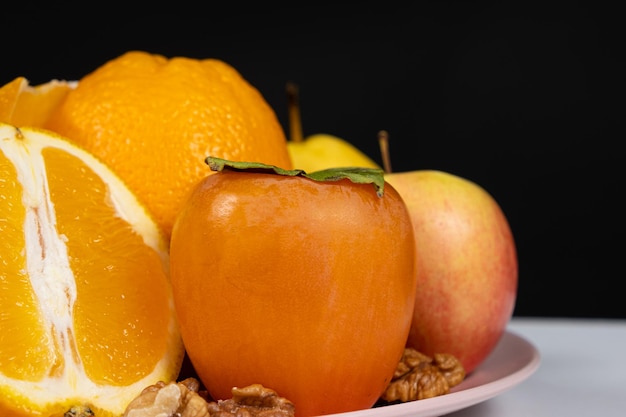 Fruits de couleurs orange et jaune pommes kakis et oranges