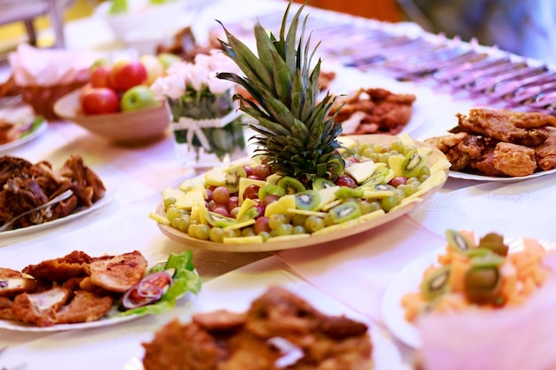 Fruits dans l'assiette sur la table