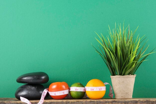 Des fruits dans un bol sur la table