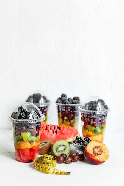 Fruits dans un gobelet en plastique.