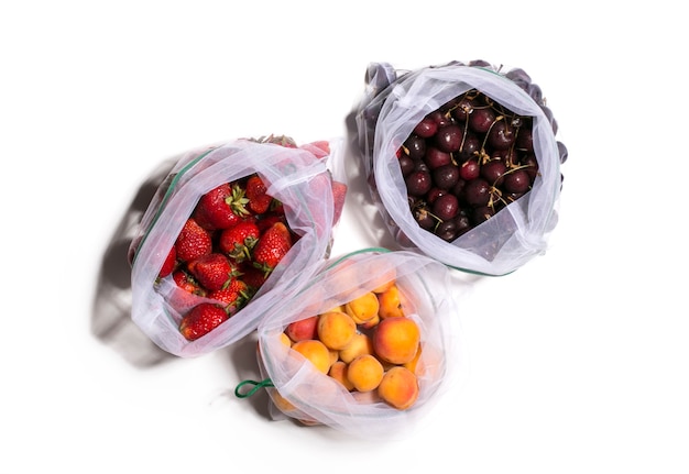 fruits dans des sacs écologiques