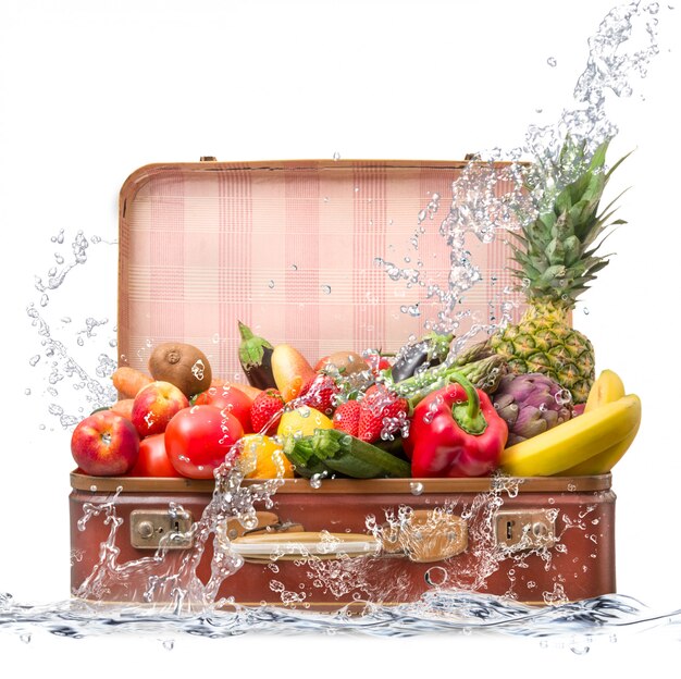 Fruits dans une valise tombant dans l&#39;eau