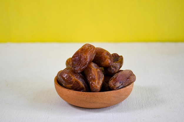 fruits de dattes séchées dans un bol pour ifthar ramadhan et ied fitr