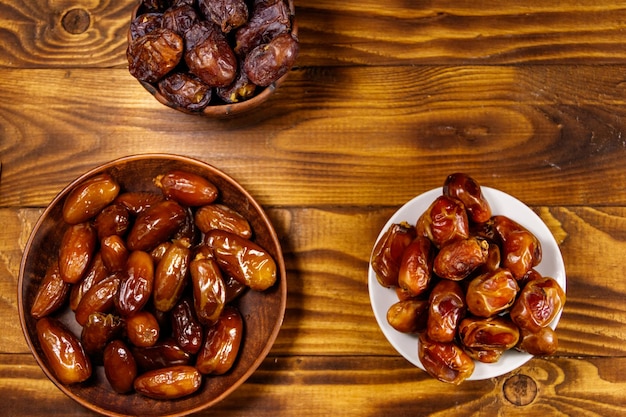 Fruits de dattes séchées sur table en bois Vue de dessus