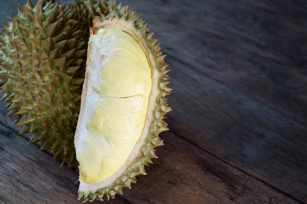 Fruits durian sur table en bois.