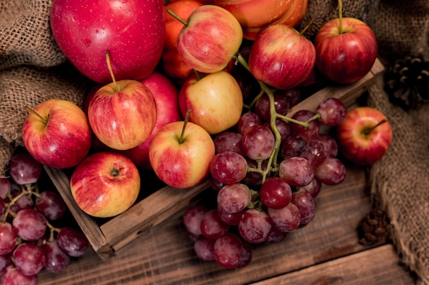 Fruits écologiques sur fond de bois en automne. Agricole sur la saison d'automne de la corne d'abondance des récoltes et le jour de l'action de grâces.