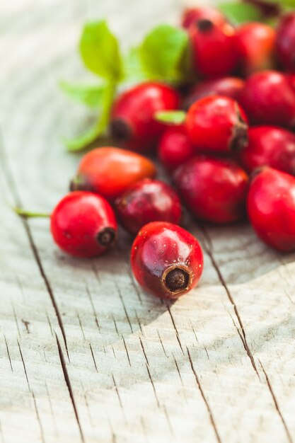 Fruits d'églantier sur la table en bois se bouchent