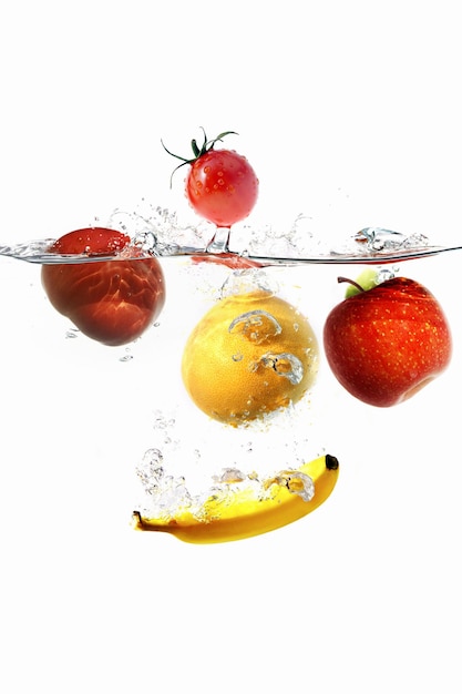 Fruits entiers frais dans l'eau