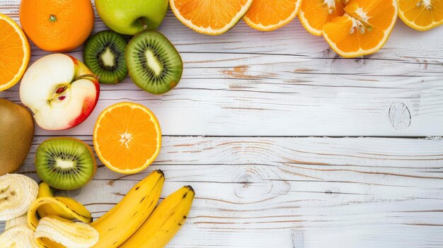 Des fruits et un espace de texte apparaissent sur un fond en bois blanc avec une demi-pomme à gauche et des kiwis disposés sur une table blanche.