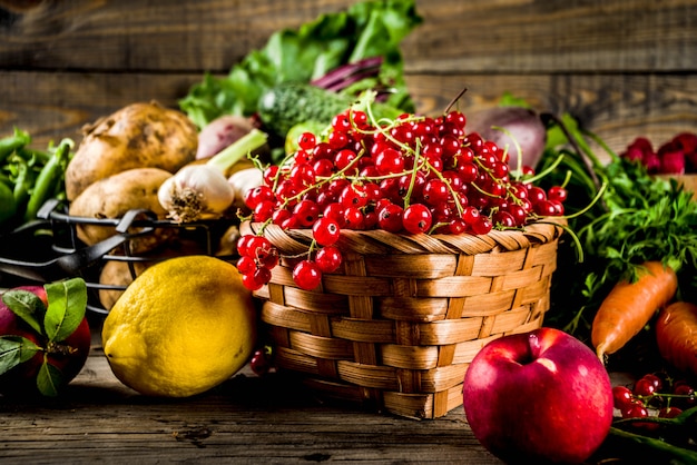 Fruits d'été frais, baies et légumes