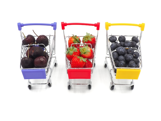 Fruits d&#39;été frais dans le panier ou le chariot isolé sur fond blanc.