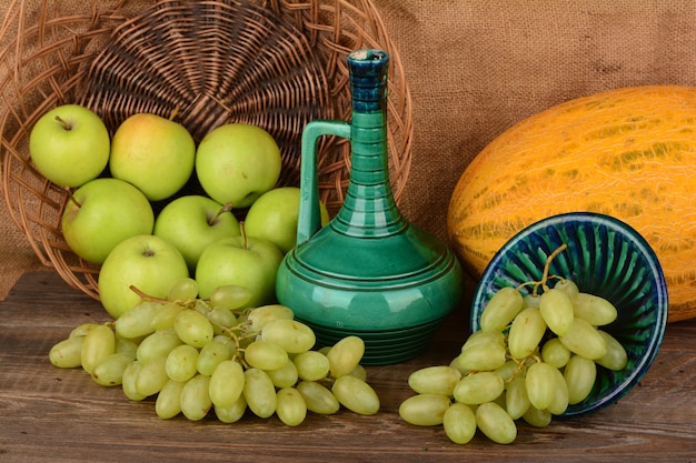 Fruits d'été mélangés sur table en bois