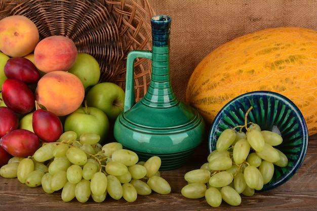 Fruits d'été mélangés sur table en bois