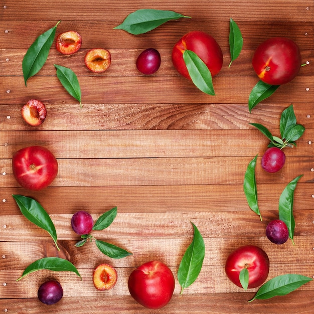 Fruits d'été sur des planches de bois, gros plan de nourriture