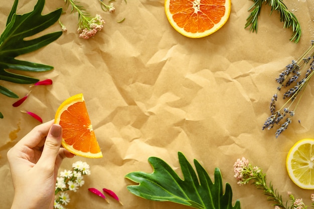 Fruits d&#39;été savoureux sains sur papier brun