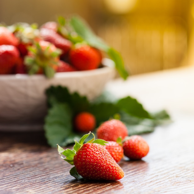 Fruits d&#39;été savoureux sur une table en bois.