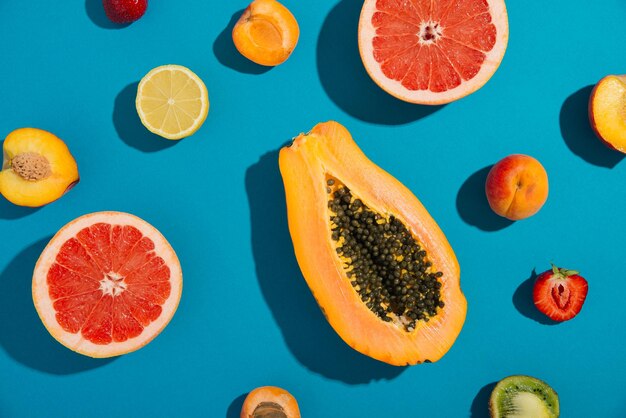 Fruits d'été tropicaux sur fond bleu