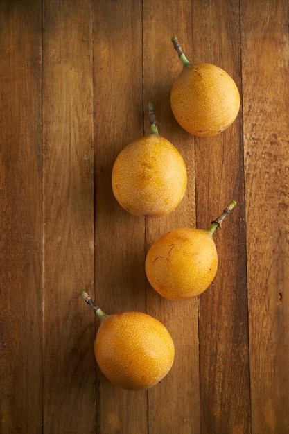 Fruits exotiques de granadille sur table en bois