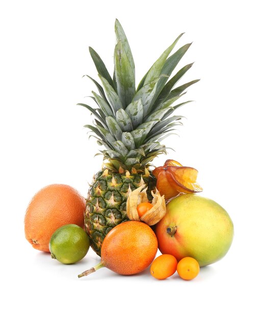 Fruits exotiques isolés sur blanc