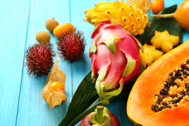 Des fruits exotiques juteux sur un fond de bois bleu