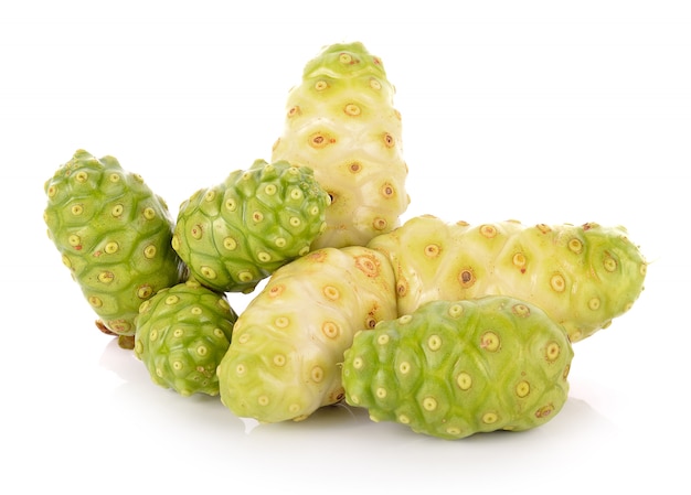 Fruits exotiques - Noni sur fond blanc