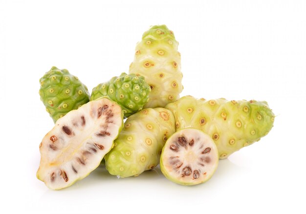 Fruits exotiques - Noni sur fond blanc