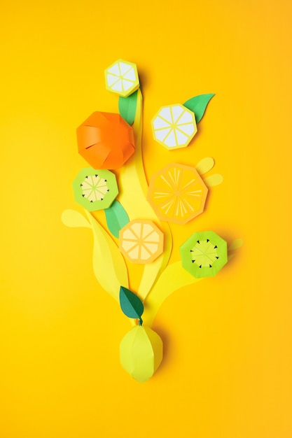 Fruits exotiques en papier jaune