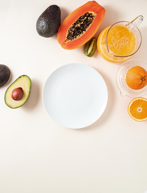 Photo des fruits exotiques et un plat vide de jus en arrière-plan