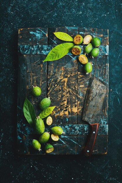 Fruits Feijoa ou ananas goyave, fruits verts exotiques. Vue de dessus, sur fond de pierre noire.