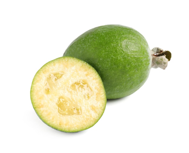 Fruits feijoa entiers et coupés sur fond blanc