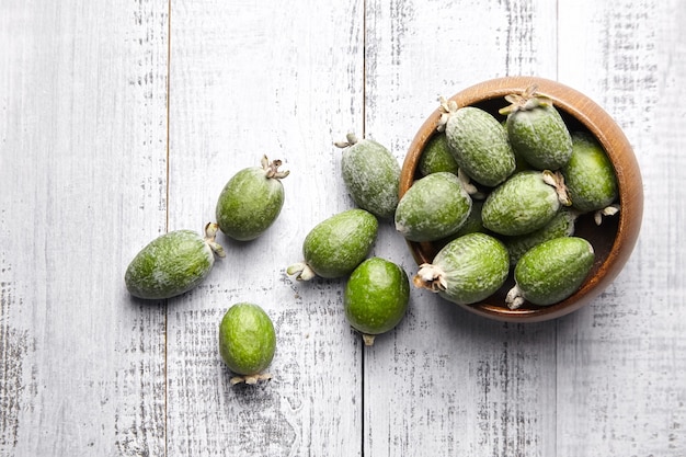 Fruits Feijoa ou goyave ananas dans un bol sur la vue de dessus de table en bois gris