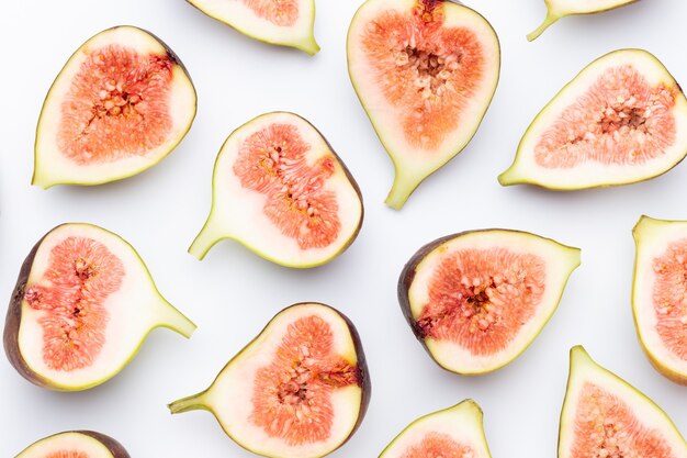 Fruits de figue isolés sur fond blanc. Vue de dessus. Modèle plat