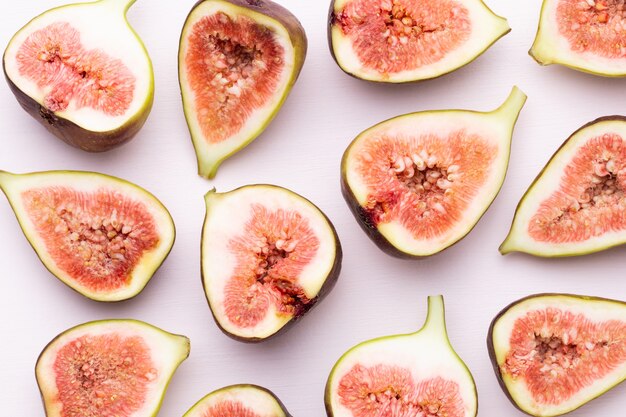 Fruits figues isolés sur fond blanc. Vue de dessus. Modèle à plat