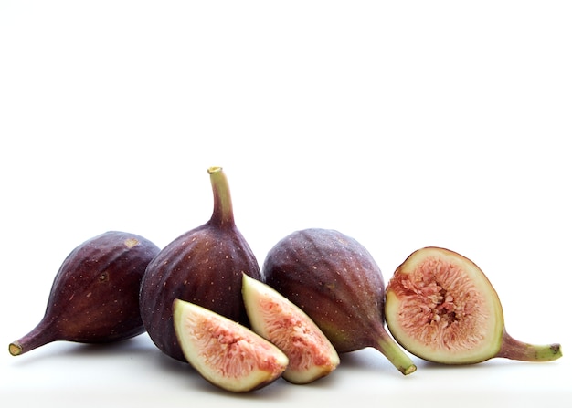 Fruits figues isolés sur fond blanc