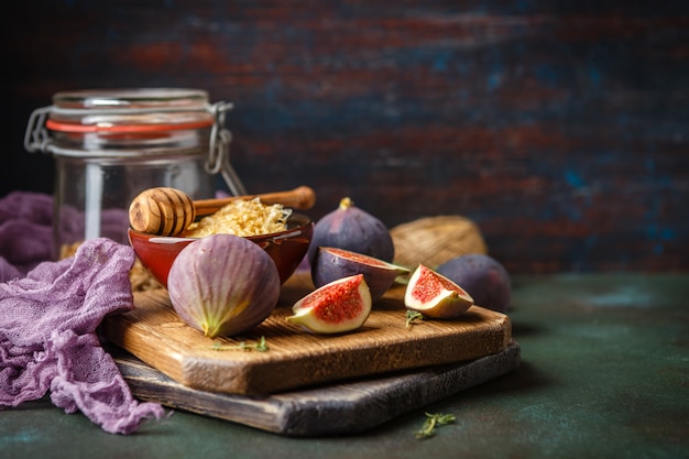 Fruits de figues juteuses sur fond sombre