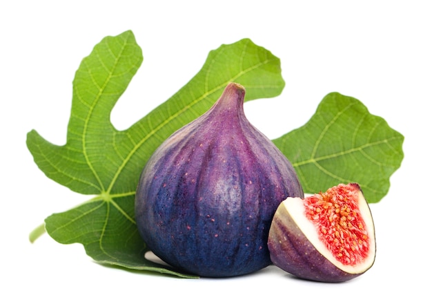 Fruits de figues mûres et feuilles vertes sur fond blanc