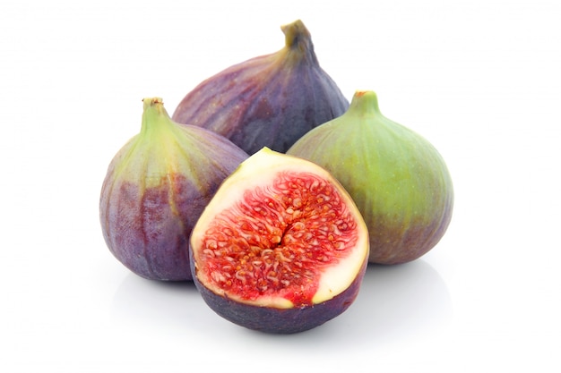 Fruits de figues violettes et vertes tranchées mûres isolées