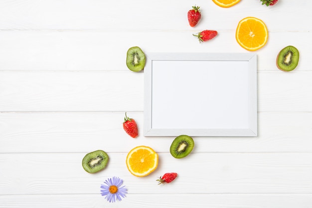 Fruits et fleurs sur tableau blanc