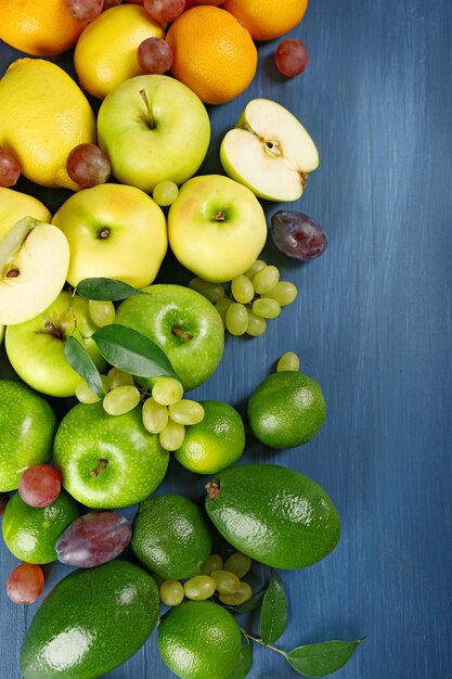 Fruits sur fond de bois bleu foncé