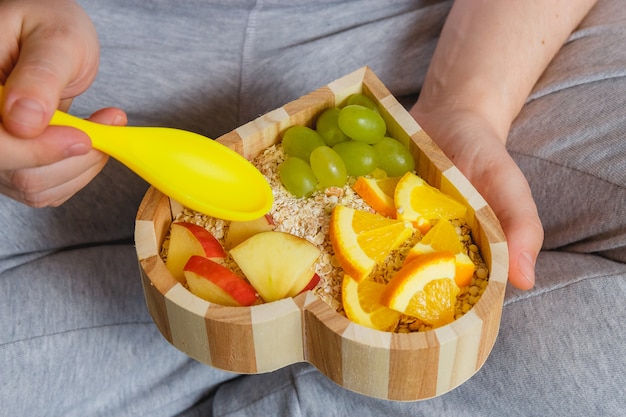 Fruits en forme de bol avec la main