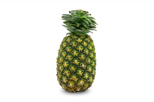 Fruits frais, ananas bio à l'ananas avec moitié et tranches isolées