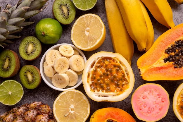 Fruits frais ananas citron papaye goyave kiwi banane et fruit de la passion Vue de dessus