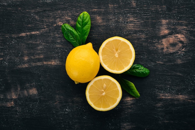 Fruits frais au citron jaune sur un fond en bois vue de dessus espace de copie