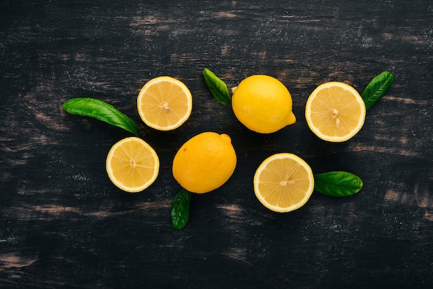 Fruits frais au citron jaune sur un fond en bois vue de dessus espace de copie