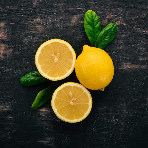 Fruits frais au citron jaune sur un fond en bois vue de dessus espace de copie