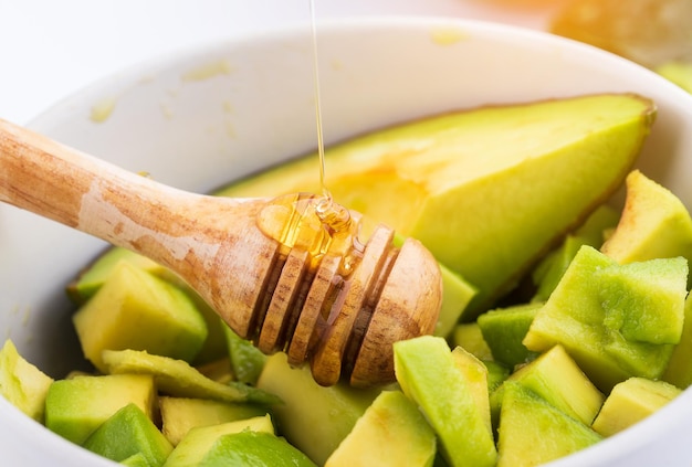 Fruits frais d'avocat isolés sur fond blanc