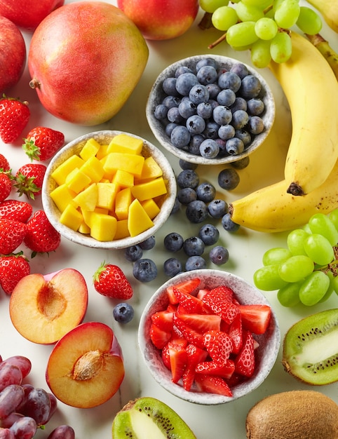 Fruits frais et baies sur la table de la cuisine, vue de dessus