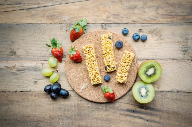 Fruits frais avec barres granola sur la table